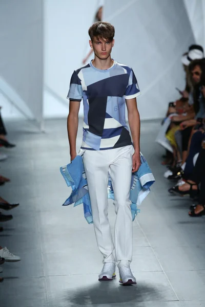 Le mannequin parcourt la piste de Lacoste lors de la Fashion Week Mercedes-Benz — Photo