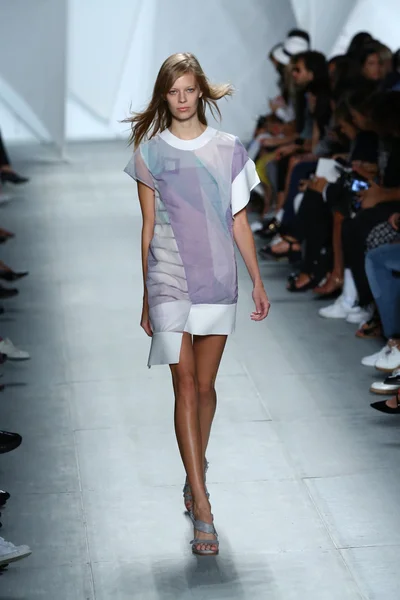 Modelo camina por la pasarela en Lacoste durante Mercedes-Benz Fashion Week — Foto de Stock