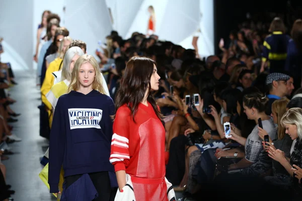 Modelos caminham no final da pista em Lacoste — Fotografia de Stock