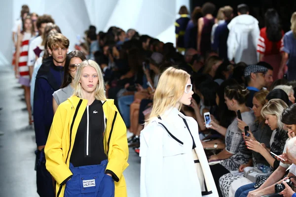 Modelos caminham no final da pista em Lacoste — Fotografia de Stock