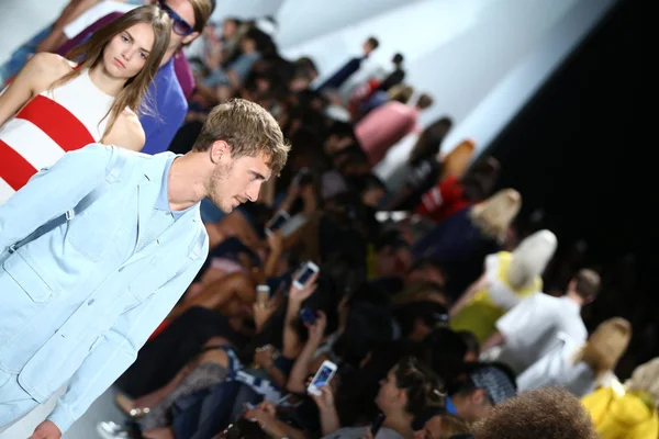 Models walk the runway finale at Lacoste — Stock Photo, Image