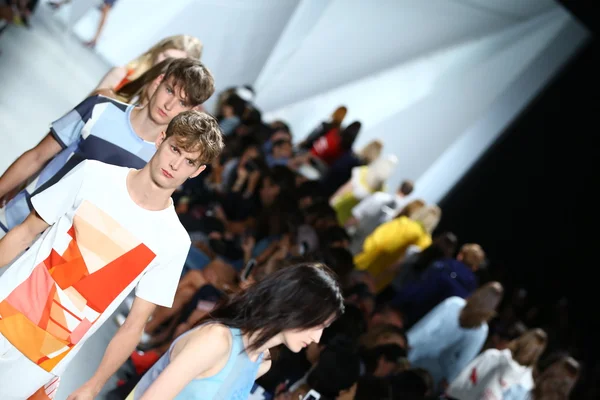 modelleri lacoste pist final yürümek