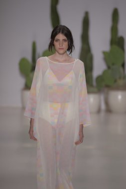 model mara pist yürür hoffman 2015 ilkbahar-yaz koleksiyonu