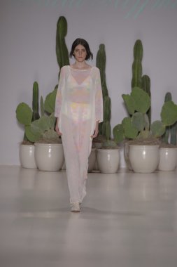 model mara pist yürür hoffman 2015 ilkbahar-yaz koleksiyonu