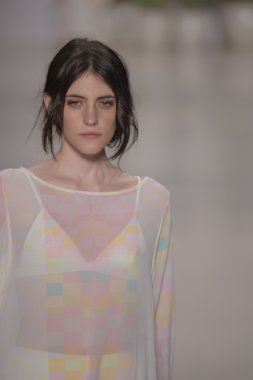 model mara pist yürür hoffman 2015 ilkbahar-yaz koleksiyonu