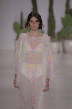 model mara pist yürür hoffman 2015 ilkbahar-yaz koleksiyonu