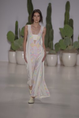 model mara pist yürür hoffman ilkbahar-yaz 2015 collectio