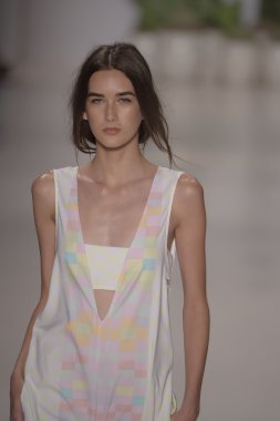 model mara pist yürür hoffman ilkbahar-yaz 2015 collectio