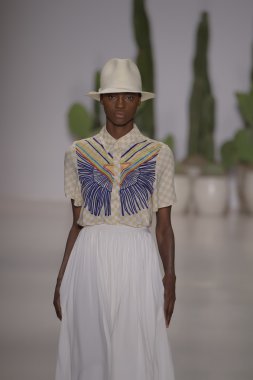 model mara pist yürür hoffman 2015 ilkbahar-yaz koleksiyonu