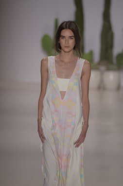 model mara pist yürür hoffman ilkbahar-yaz 2015 collectio