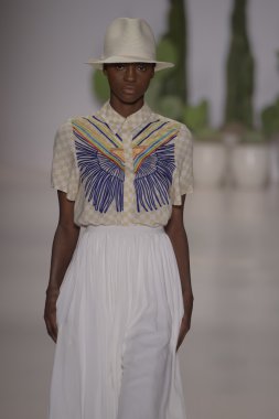 model mara pist yürür hoffman 2015 ilkbahar-yaz koleksiyonu