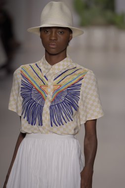 model mara pist yürür hoffman 2015 ilkbahar-yaz koleksiyonu