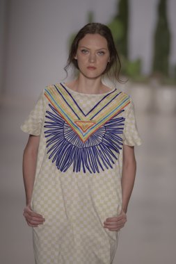 model mara pist yürür hoffman 2015 ilkbahar-yaz koleksiyonu