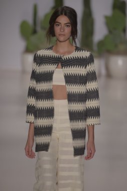 model mara pist yürür hoffman 2015 ilkbahar-yaz koleksiyonu