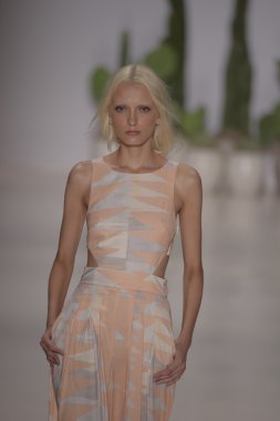 model mara pist yürür hoffman ilkbahar-yaz 2015 collectio