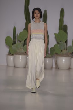 model mara pist yürür hoffman ilkbahar-yaz 2015 collectio