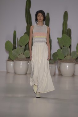 model mara pist yürür hoffman ilkbahar-yaz 2015 collectio