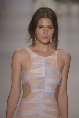 model mara pist yürür hoffman 2015 ilkbahar-yaz koleksiyonu