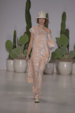 model mara pist yürür hoffman 2015 ilkbahar-yaz koleksiyonu