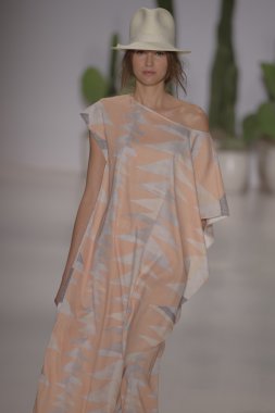 model mara pist yürür hoffman 2015 ilkbahar-yaz koleksiyonu