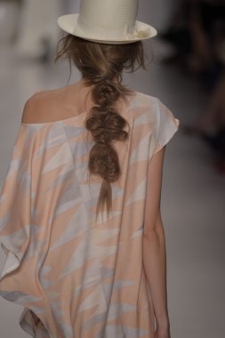 model mara pist yürür hoffman 2015 ilkbahar-yaz koleksiyonu