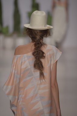 model mara pist yürür hoffman 2015 ilkbahar-yaz koleksiyonu