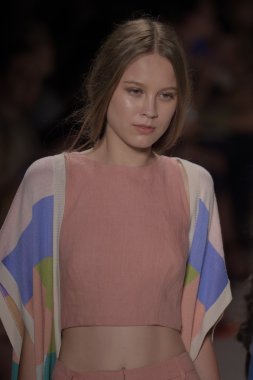 model mara pist yürür hoffman 2015 ilkbahar-yaz koleksiyonu