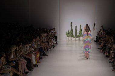 mara pist modelleri yürümek hoffman 2015 ilkbahar-yaz koleksiyonu