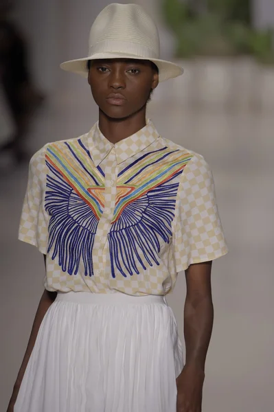 model mara pist yürür hoffman 2015 ilkbahar-yaz koleksiyonu