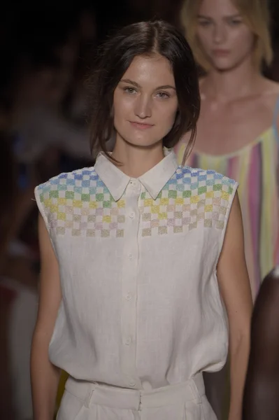 Models walk the runway at the Mara Hoffman Spring-Summer 2015 Collection — Stock Photo, Image