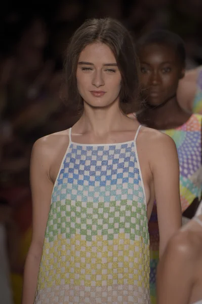 Модели прогуливаются по взлетно-посадочной полосе в коллекции Mara Hoffman Spring-Summer 2015 — стоковое фото