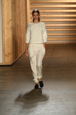 tibi defile pist model yürür