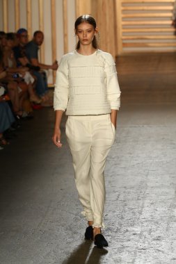 tibi defile pist model yürür