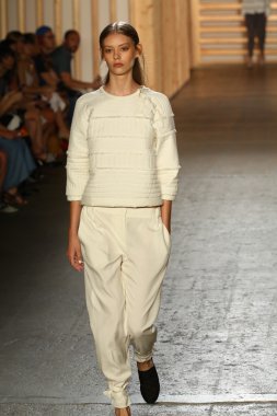 tibi defile pist model yürür