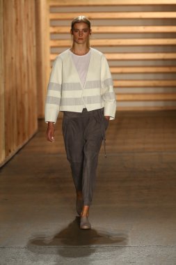 tibi defile pist model yürür