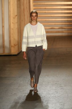 tibi defile pist model yürür