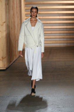 tibi defile pist model yürür