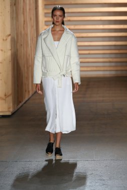tibi defile pist model yürür