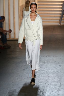 tibi defile pist model yürür