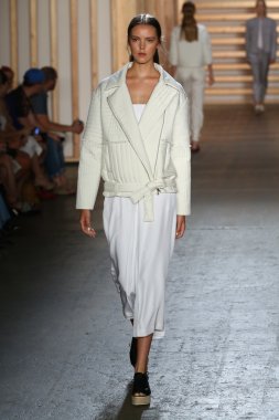 tibi defile pist model yürür
