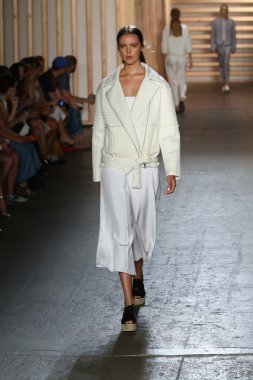 tibi defile pist model yürür