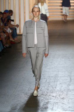 tibi defile pist model yürür