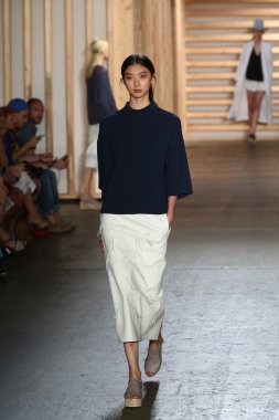 tibi defile pist model yürür