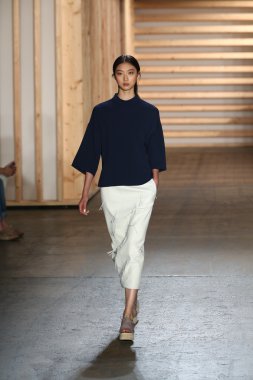 tibi defile pist model yürür