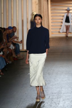 tibi defile pist model yürür