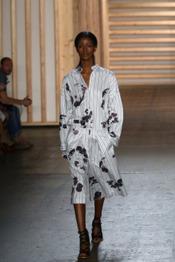 tibi defile pist model yürür