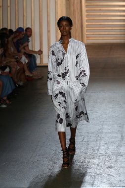 tibi defile pist model yürür