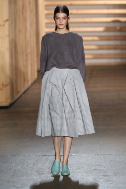 tibi defile pist model yürür