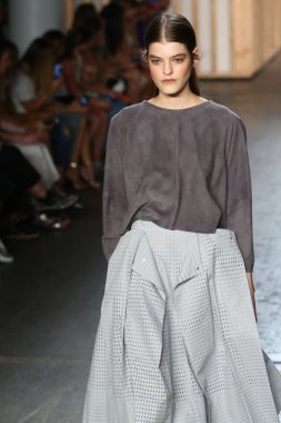 tibi defile pist model yürür