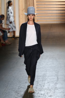 tibi defile pist model yürür